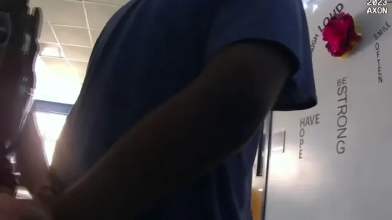 Estudiante golpeó a su maestra hasta dejarla inconsciente porque le quitó su Nintendo Switch