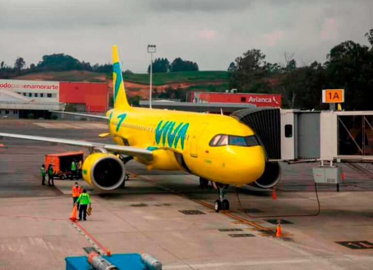 Las razones por las que la aerolínea colombiana Viva Air suspendió sus operaciones
