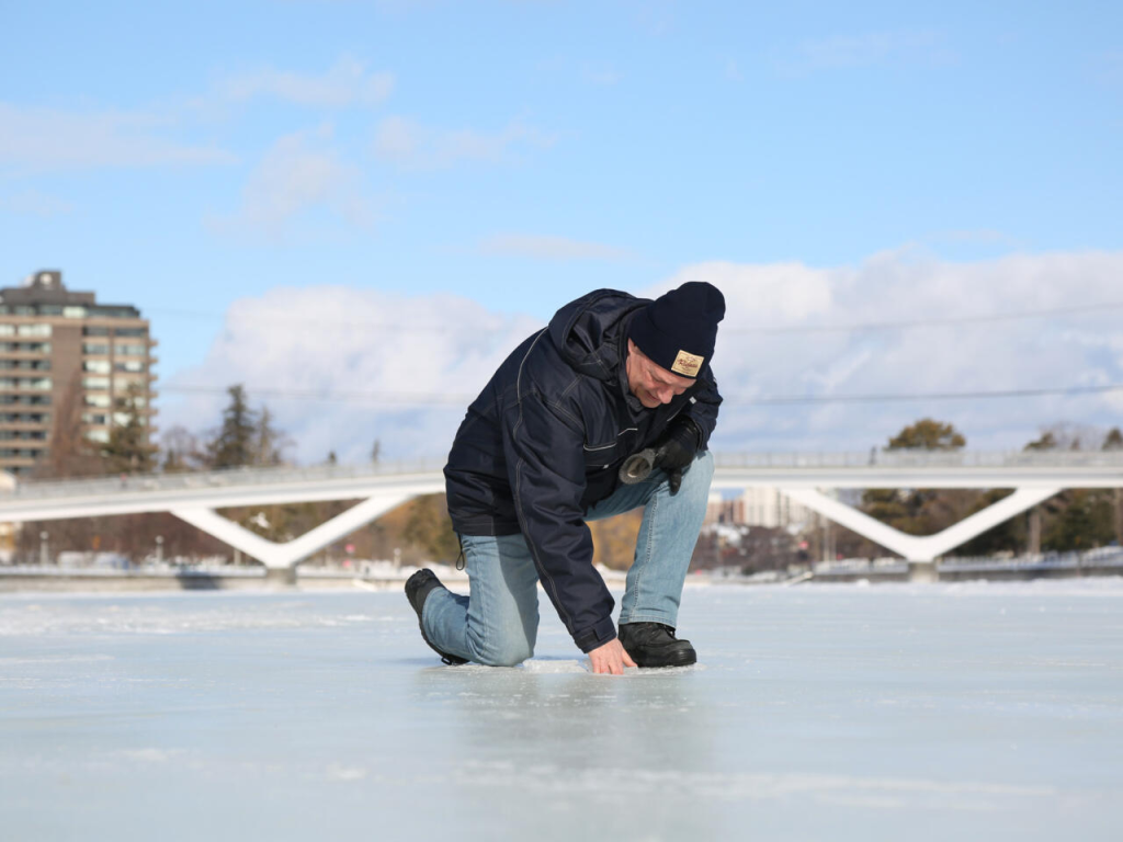 Un invierno demasiado suave en Canadá impide abrir la mayor pista de patinaje del mundoPhoto to go with Michel Comte story.