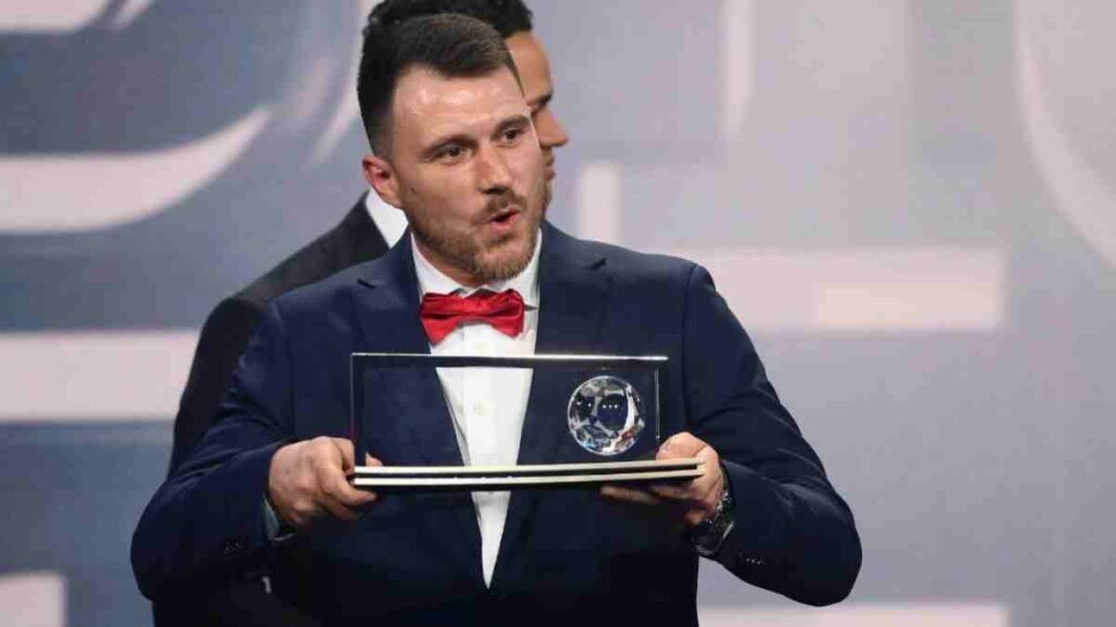 ¿Quién es Marcin Olesky, el primer futbolista amputado que gana el Puskas?