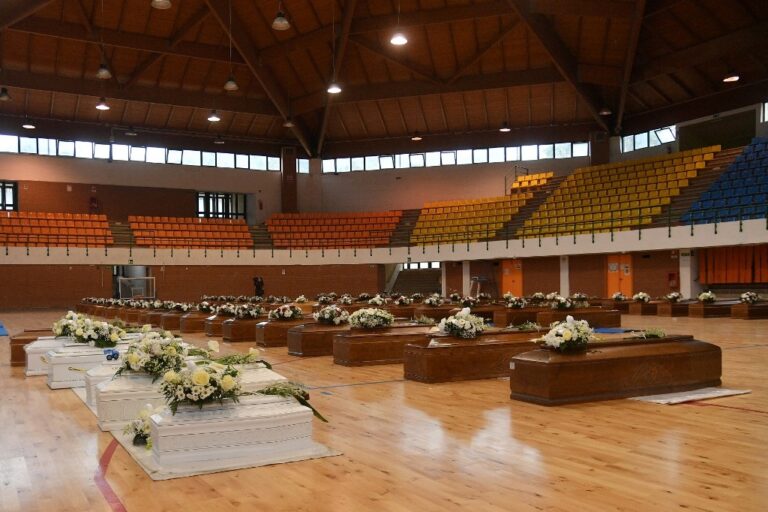 Ataúdes blancos para los niños muertos en el naufragio en Italia