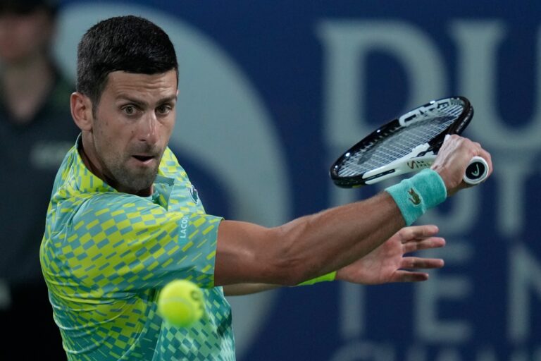 Djokovic sufre pero gana en Dubái