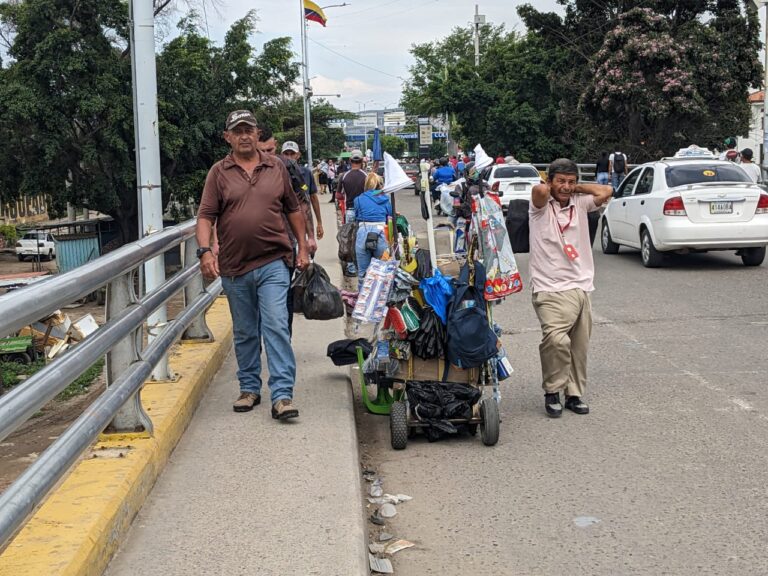 Denuncian presencia de vendedores informales en el puente Simón Bolívar
