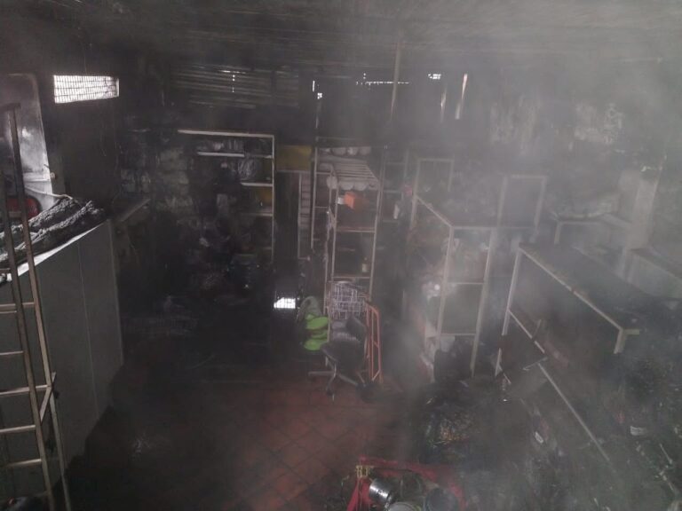 Controlan incendio en depósito de plástico