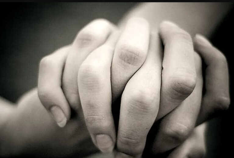 Madre e hija habrían hecho un pacto para quitarse la vida, sólo una falleció