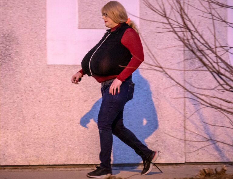 ¿Quién es Kayla Lemieux, la maestra trans suspendida de su escuela en Canadá?