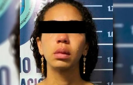 Mujer pide clemencia cuando es detenida por robar en un tienda