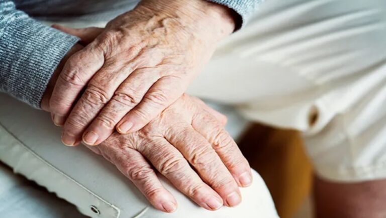 Sujeto mató a golpes a su madre porque no era su hijo preferido