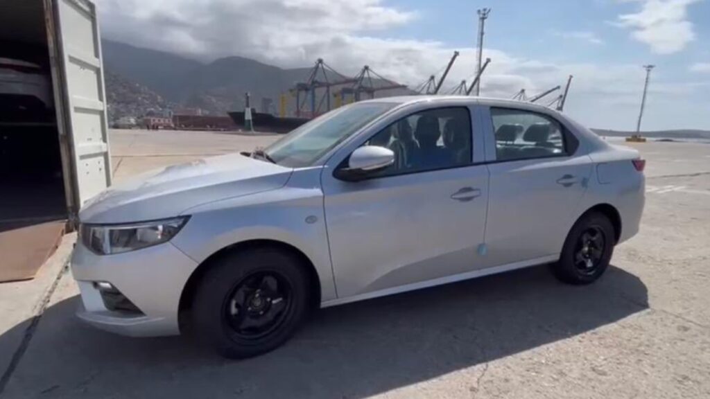Llega al país nuevo lote de vehículos iraníes