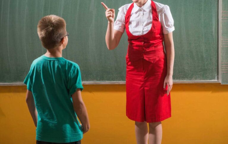 El castigo que aplicó una maestra a uno de sus alumnos por hablar en clase