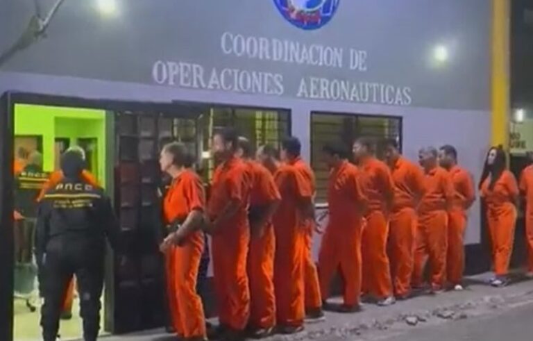 Esposados y vestidos con braga naranja, así fue la presentación de los 21 detenidos por corrupción a su primera audiencia en tribunales