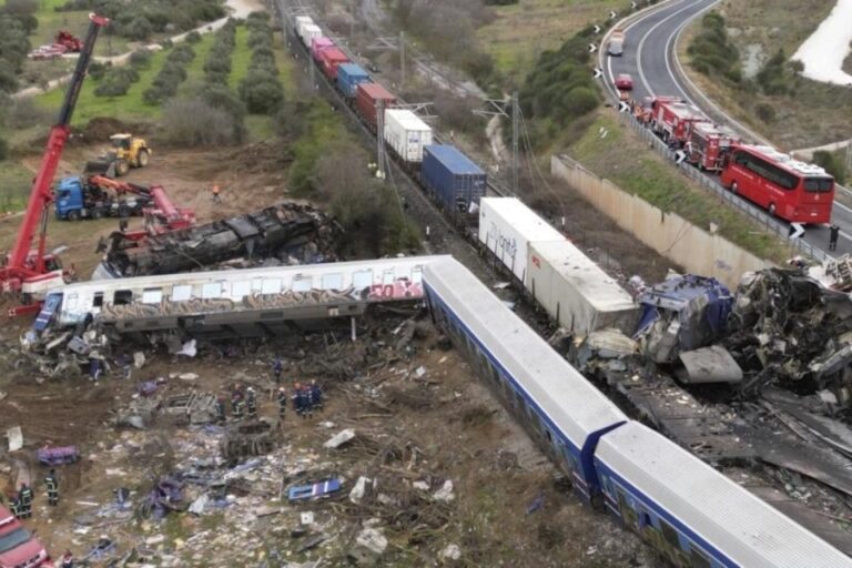 Jefe de estación acusado por accidente ferroviario en Grecia, gobierno pide perdón