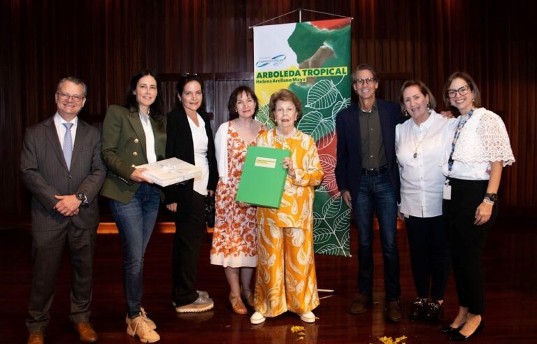 Fundación Empresas Polar presenta el libro Arboleda Tropical, con una versión en lenguaje braille
