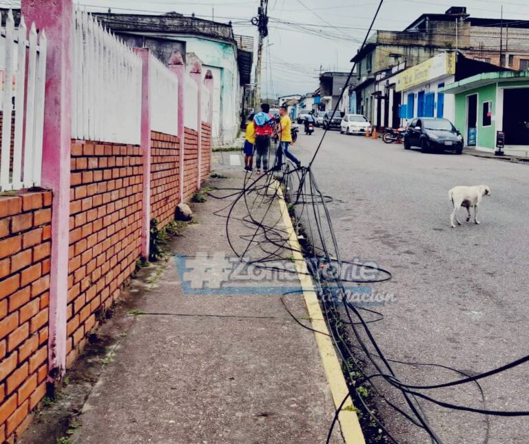 Reportan caída del cableado de un poste en Colón