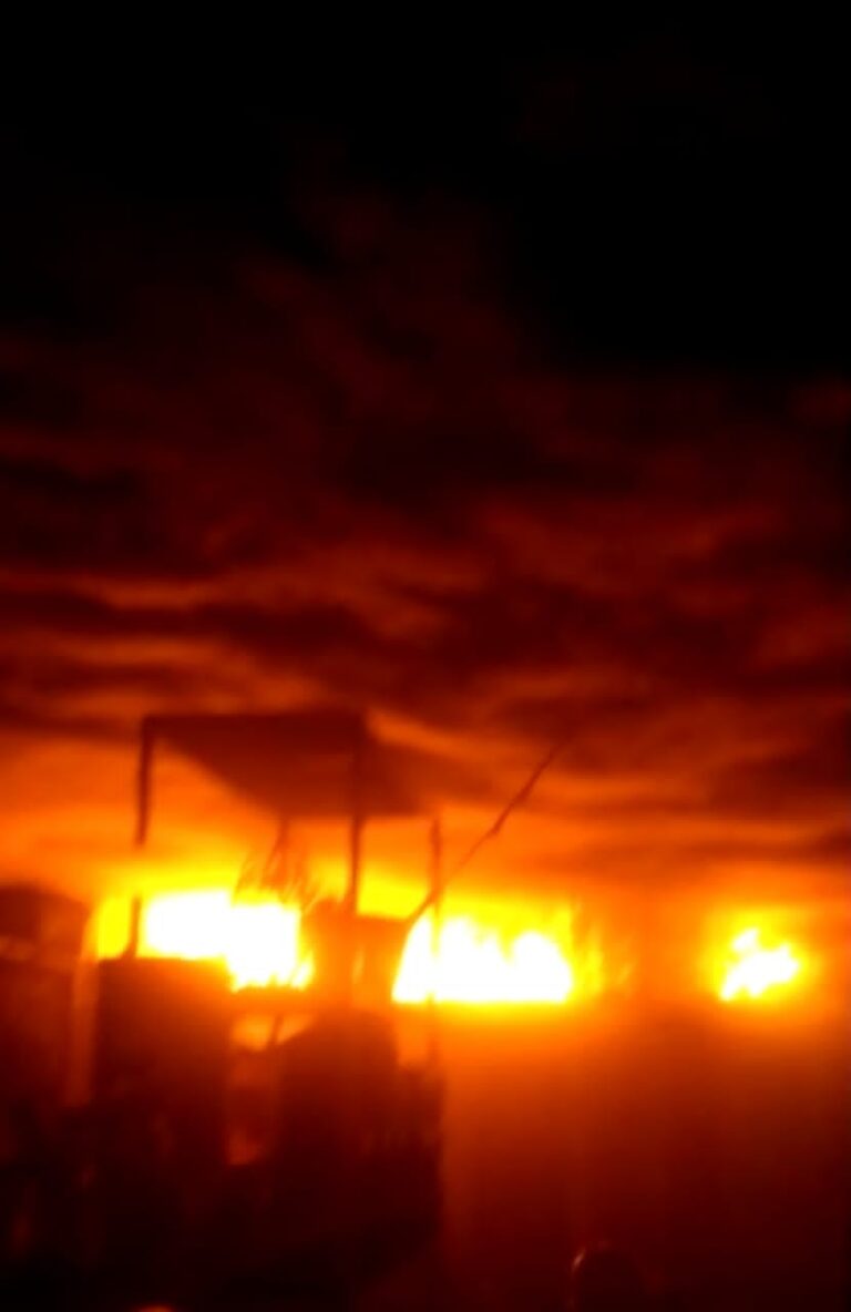 Controlan incendio en depósito de plástico de Ureña