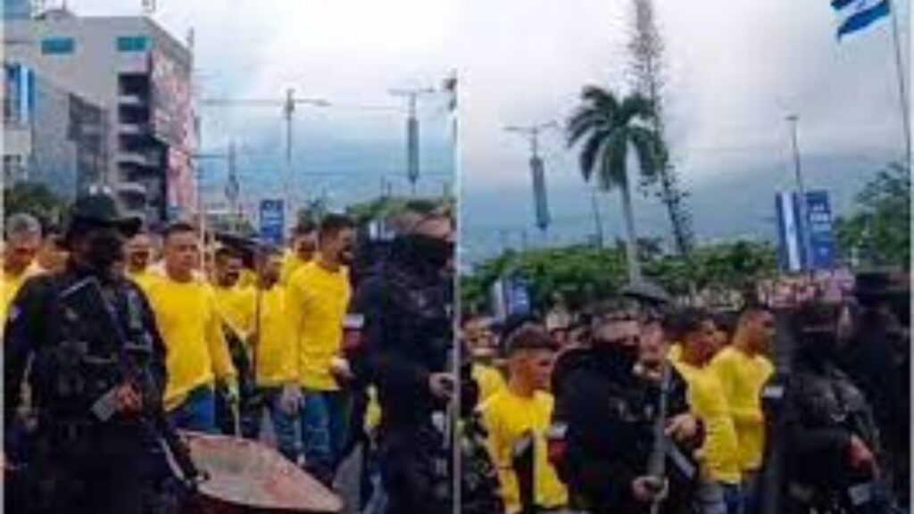 El presidente salvadoreño Nayib Bukele sigue en el ojo del huracán con la aplicación de su política de Estado para combatir las pandillas. Recientemente, se hicieron virales las imágenes de cientos de hombres, integrantes de la temida Mara Salvatrucha semidesnudos y confinados en la megacárcel. Este hecho causó gran impacto, ya que conocieron las fotos y videos casi cinematográficos de la presentación del Centro de Confinamiento del Terrorismo, Cecot. Se trata de una mega cárcel considerada la más grande de Latinoamérica, y luego la grabación de la llegada de más de 2.000 presos a sus instalaciones. A barrer las calles Y es que Bukele volvió a ser noticia, esta vez porque en últimas horas se hicieron virales una serie de videos que vuelven sobre la forma como son tratados los condenados. En los videos y fotografías se observa a los reclusos, ahora armados de escobas y bolsas en las calles, donde están prestando labores de aseo, reseña El Colombiano. Según la información que maneja los medios digitales una vez culminadas sus labores, los presos vuelven a prisión a seguir pagando su condena
