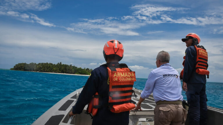 Migrantes venezolanos rescatados por la Armada de Colombia en cercanías de la Isla de San Andrés