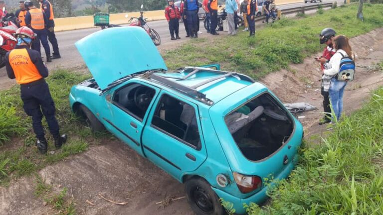 Vehículo volcó con nueve personas cerca del Faro de La Marina