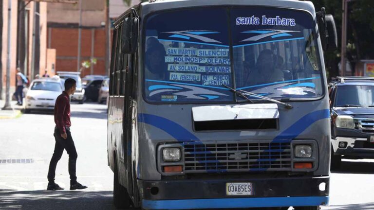 Transportistas proponen indexar precio del pasaje urbano al dólar