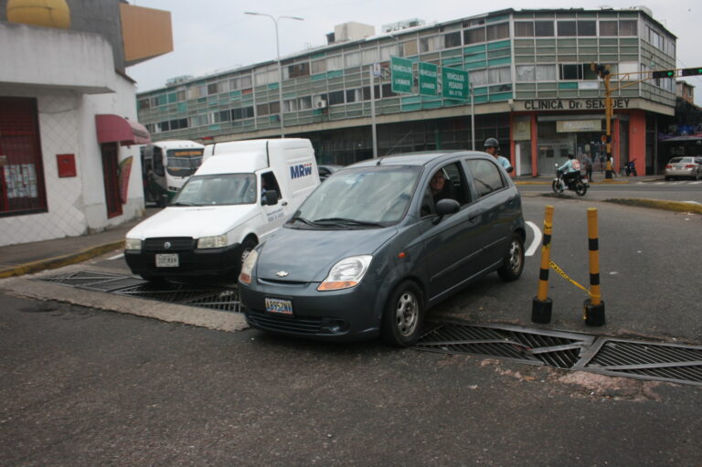 Riesgo por alcantarilla rota  en la calle 3 del centro de SC