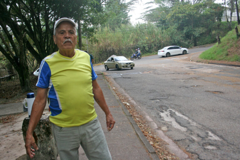 Denuncian deterioro de vialidad y falta de alumbrado público en Pirineos II