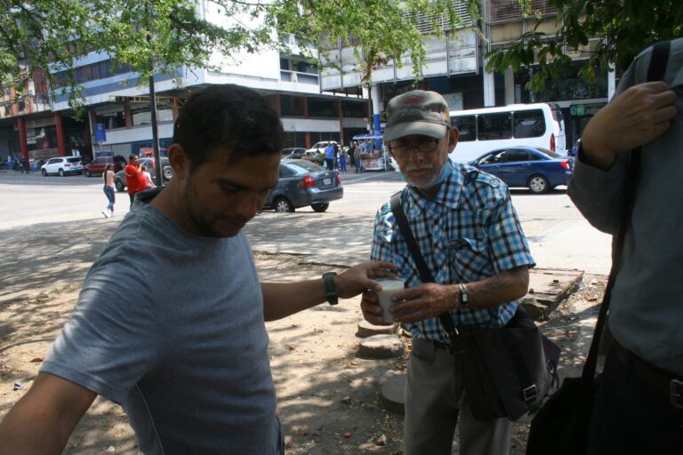 Almuerzos solidarios en la plaza Bolívar