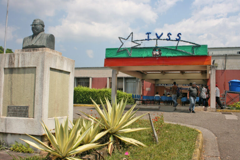 Trabajan para rehabilitar espacios  de emergencia en hospital del Seguro