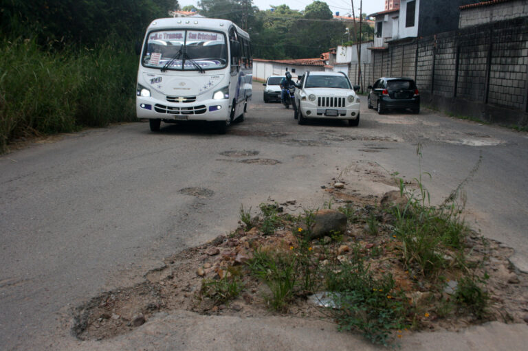 Desde hace dos años un hueco  afecta vía principal al Seguro Social