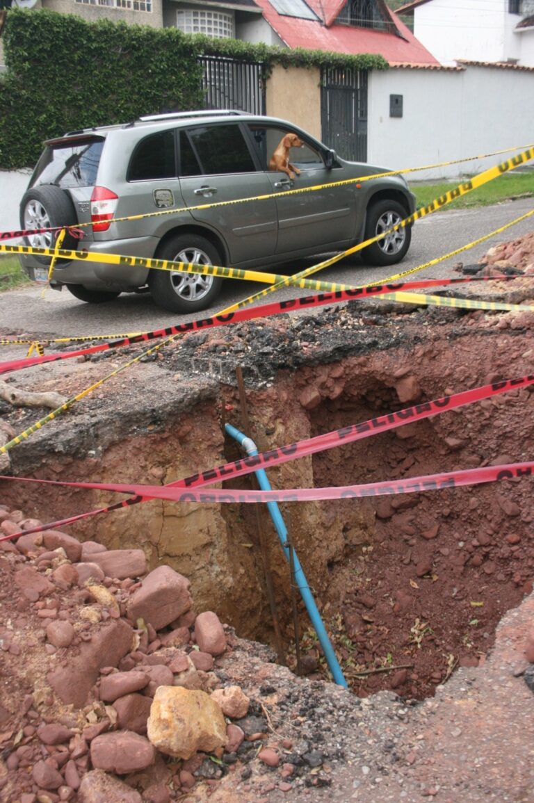 Peligro por enorme hueco en el Polígono de Tiro