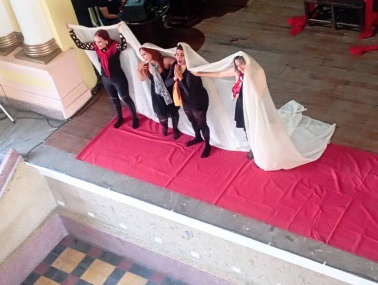 “Míranos”, una obra poética