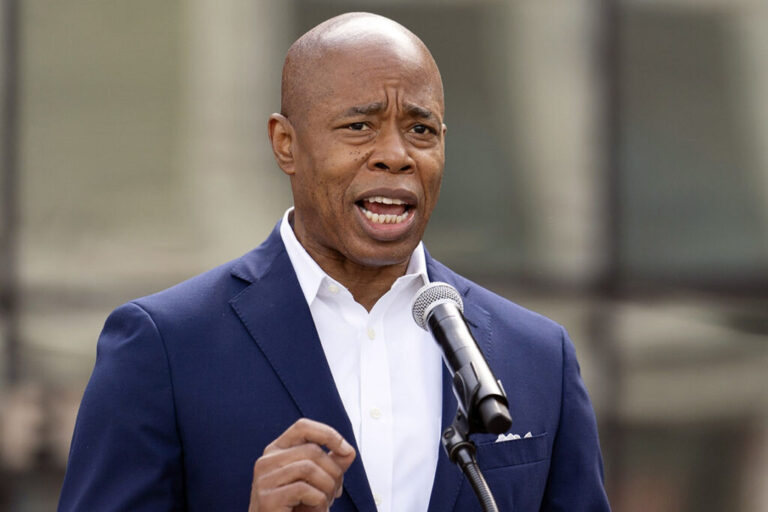 Ante la avalancha de inmigrantes, Nueva York abre oficina para solicitantes de asilo