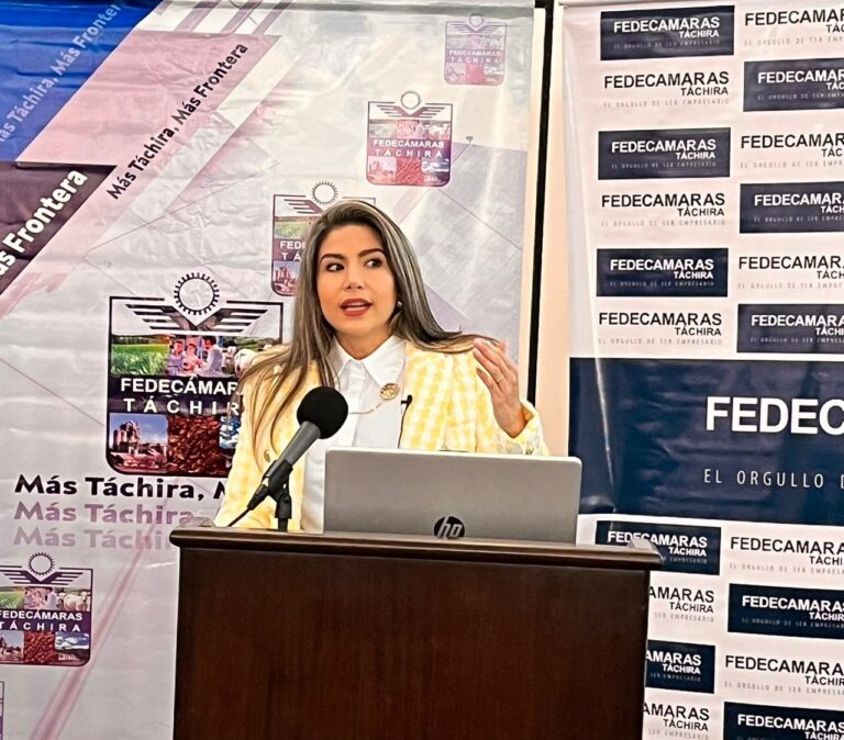 Reconocen en Caracas a empresaria y líder tachirense en mes de la mujer