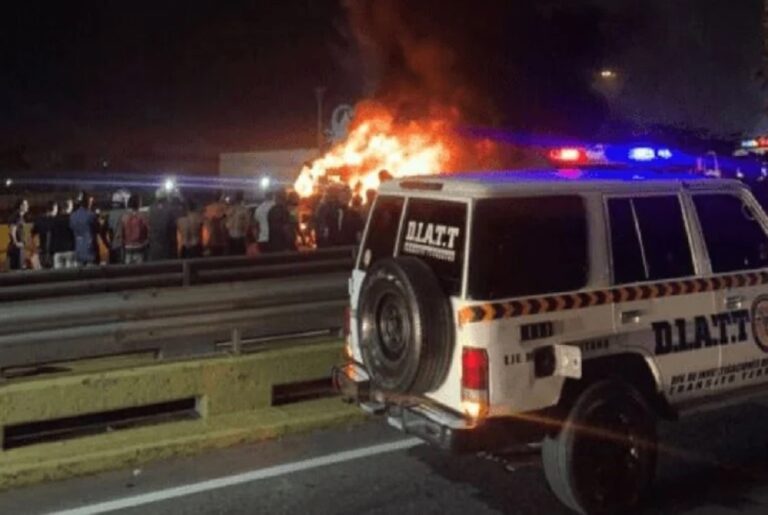 Accidente de tránsito deja dos personas calcinadas y cinco heridos