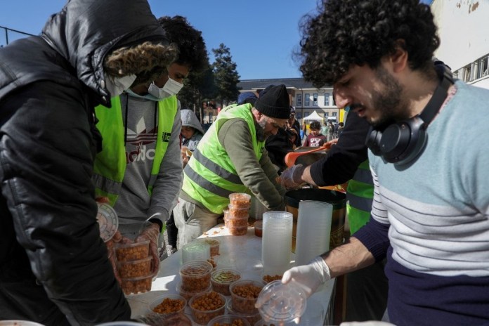 Voluntarios sirios distribuyen alimentos a las personas desplazadas afectadas por el terremoto en el estadio Islahiye Atatürk en Islahiye, cerca de Gaziantep. ( Foto: AFP)