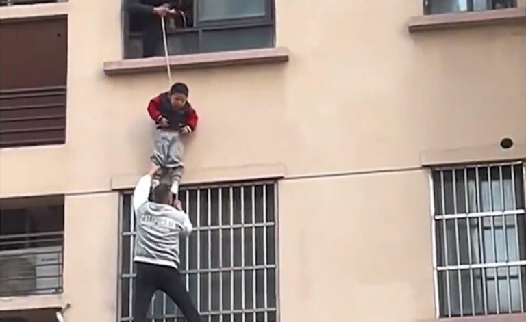 Hombre se convierte en héroe al rescatar a un niño que cae de la ventana de un edificio