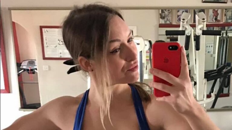 El erótico motivo que llevó a una influencer a tatuarse el brazo