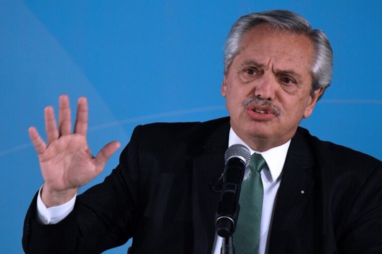 Presidentes de Argentina y Ecuador intercambian acusaciones en medio de crisis diplomática