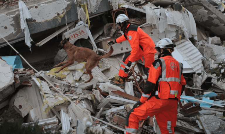 Así fue la experiencia de dos bomberos venezolanos en las operaciones de rescate en Turquía