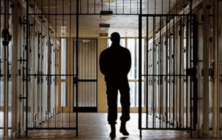 Hombre condenado a 28 años de prisión por abuso sexual a su hijo de 12 años