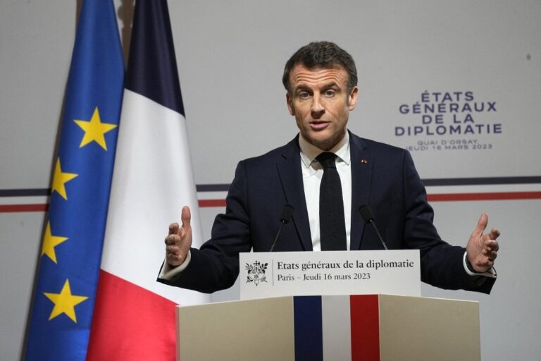 Macron impone su reforma de las pensiones en Francia sin el voto de los diputados