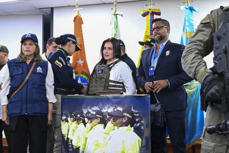 Regresa a Colombia deportada de Venezuela exsenadora clave en trama de corrupción