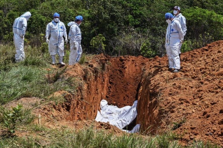 Panamá sepulta a migrantes fallecidos   que nadie reclamó tras travesía hacia EEUU