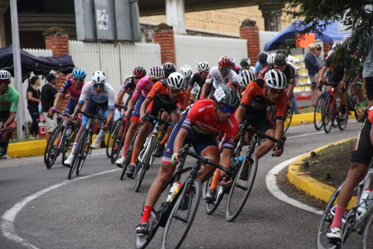 250 ruteros y cinco emotivas etapas en 2do Tour Andina 91.9 de 2023