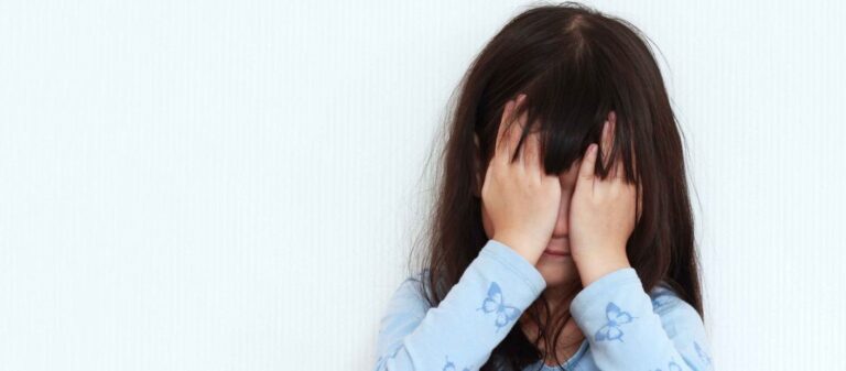 Niña de 9 años escribió en un cuaderno que era abusada sexualmente por su padrastro y abuelo en complicidad de su madre