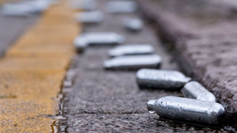Una joven consumió demasiado 'gas de la risa' y esto fue lo que le pasó