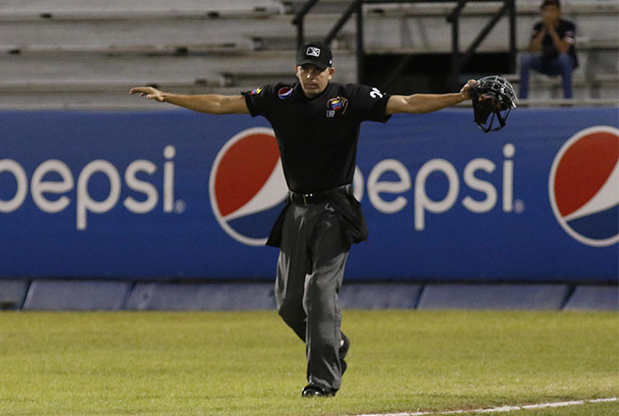 Emil Jiménez debuta como umpire en la MLB y se convierte en el sexto venezolano en lograrlo