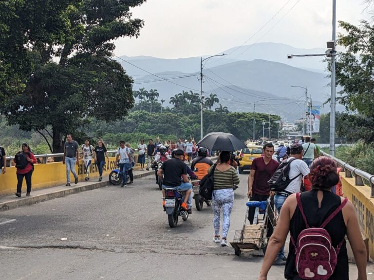 No cesa la movilidad por el puente binacional Simón Bolívar