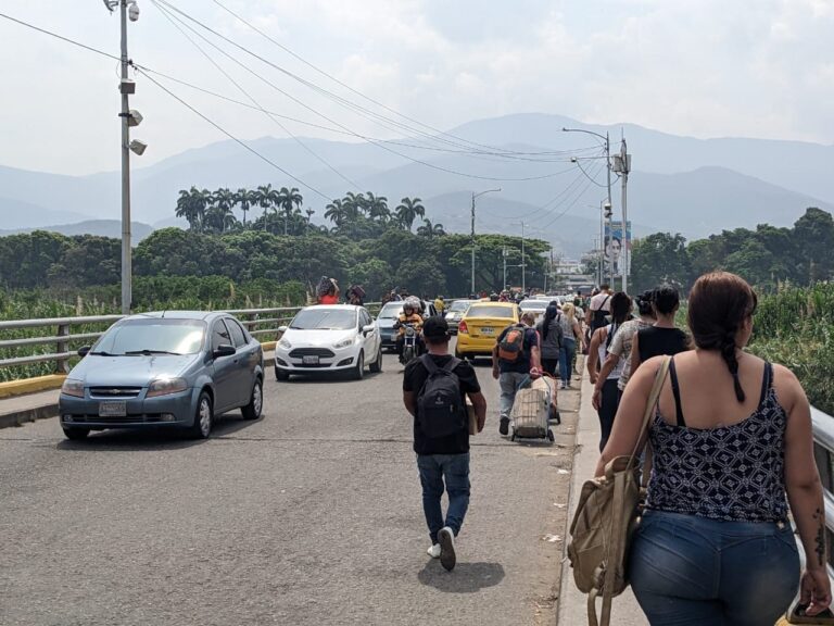 Más de 14 mil vehículos cruzan a diario a Colombia por el puente Simón Bolívar