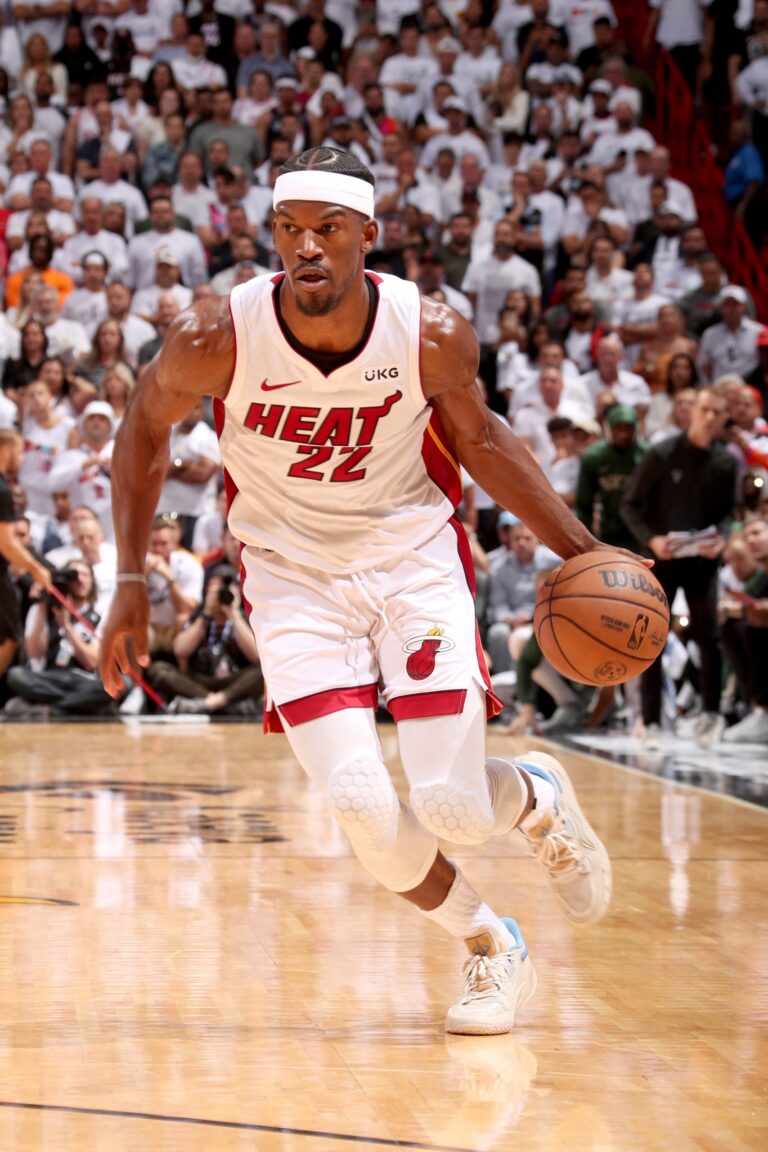 Jimmy Butler explota ante Frente a los Bucks