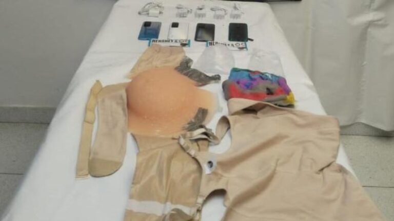 Mujer intentó ingresar dispositivos electrónicos, licor y chocolates a prisión dentro de una barriga falsa